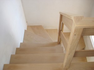 Escada e corrimão em madeira