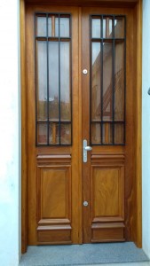 Porta externa dupla com almofada inferior, vidro e grade superior