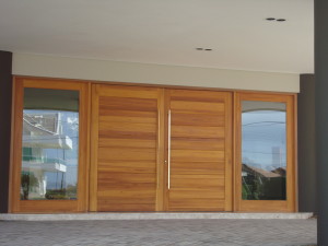 Porta externa dupla lambri horizontal com vitrôs laterais