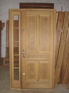 Porta externa com almofadas e vitrô lateral