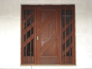 Porta externa com almofada e vitrôs laterais