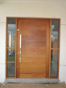 Porta externa pivotante lambri na horizontal com vitrôs laterais