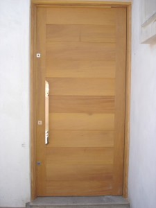 Porta externa pivotante lambri horizontal
