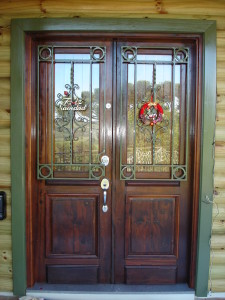Porta externa dupla com almofada inferior, vidro e grade superior