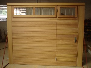 Portão basculante lambri horizontal (faixas estreitas), com porta, vidros e grades