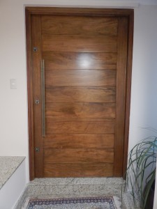 Porta externa pivotante lambri na horizontal